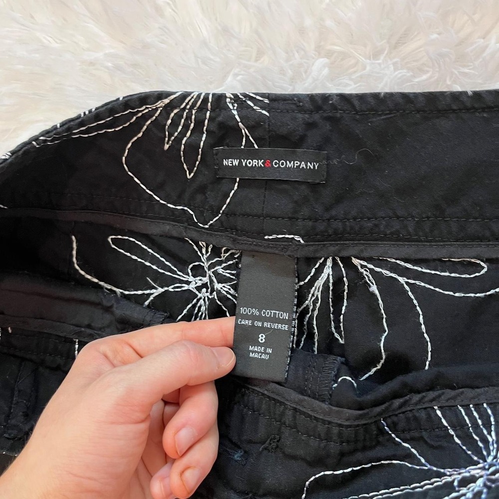🍟Y2K Black & White Floral Embroidered Capri Cargo Pants Size 8 - Picture 4 of 8